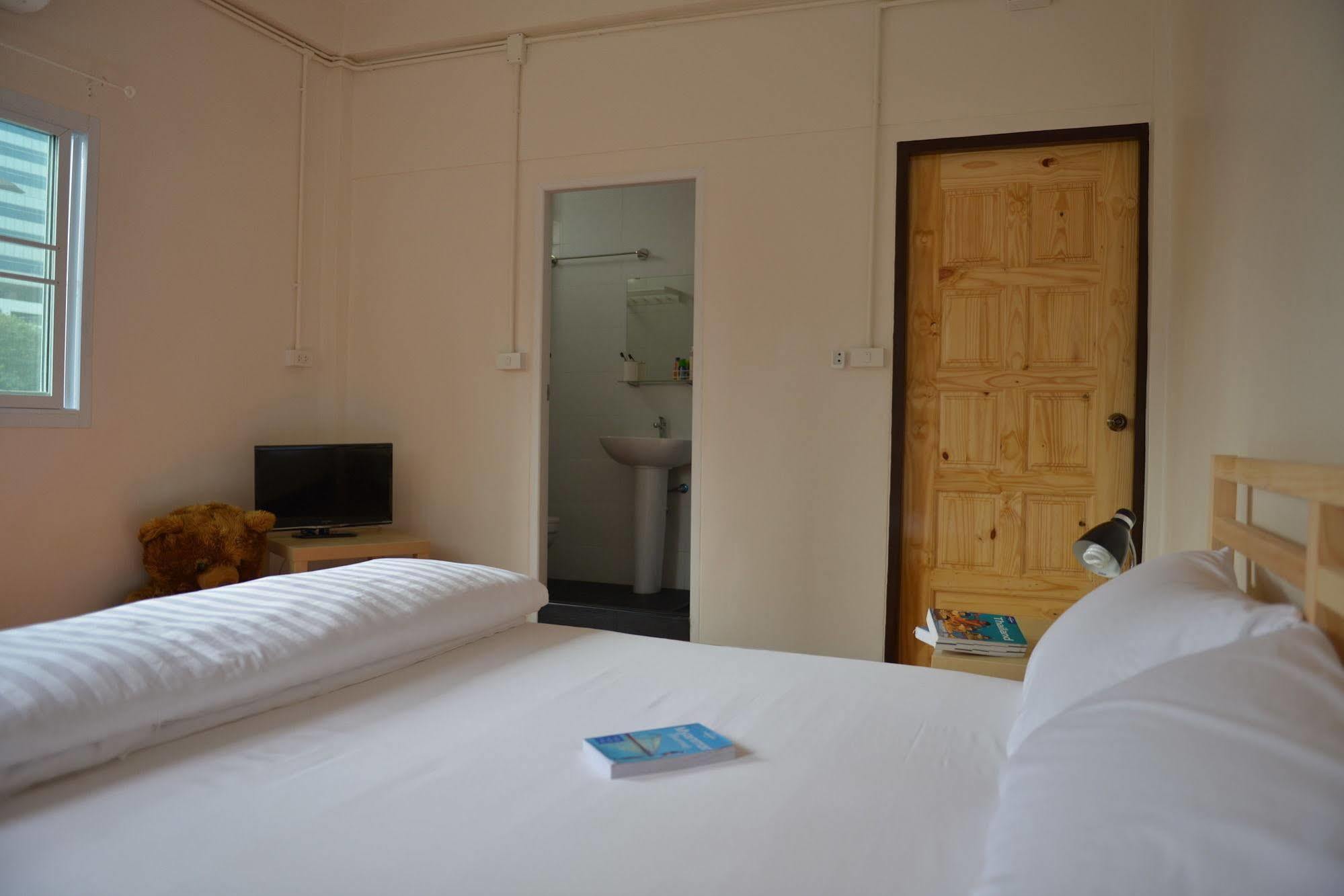 Panpan Hostel Bangkok Exterior photo
